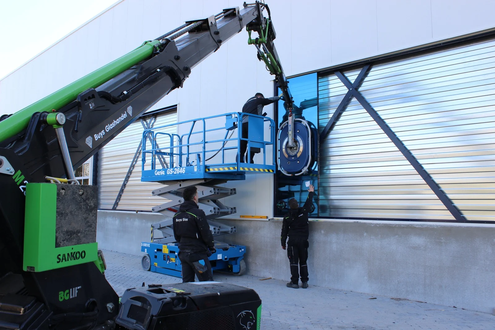 Machine monteert glaspaneel