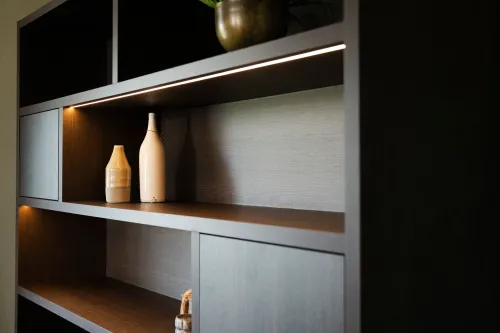 Close-up vakkenkast met verlichting en decoratie