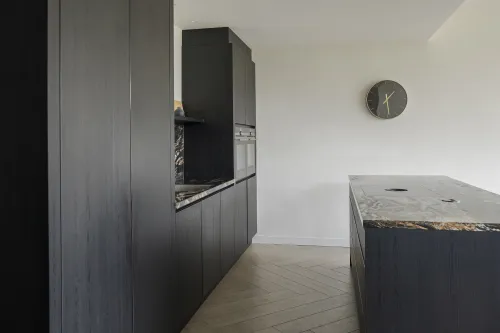 Zwarte maatwerk keuken