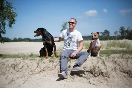 Rogier met twee honden op het strand