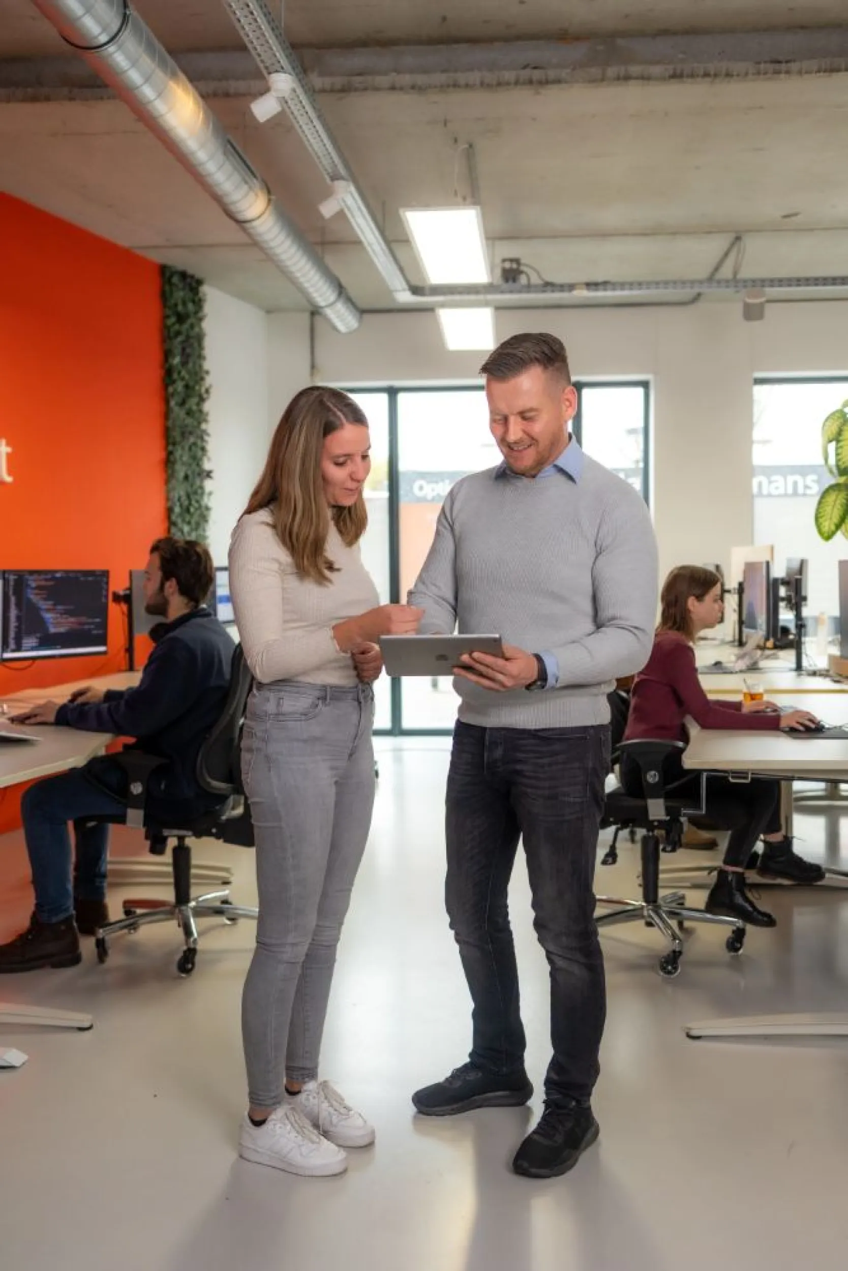 Een partnership met Cross Internet wordt besproken door twee collega's