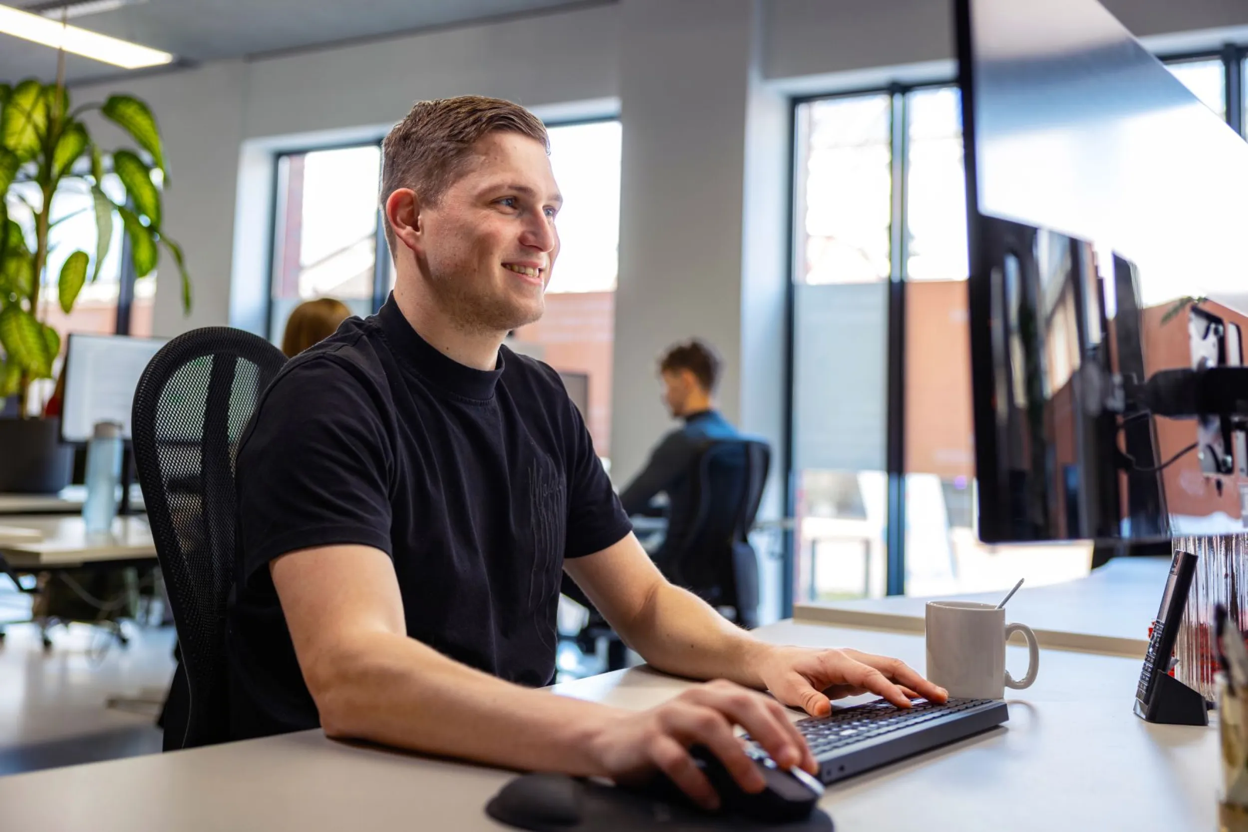 Werknemer aan het werk achter de computer