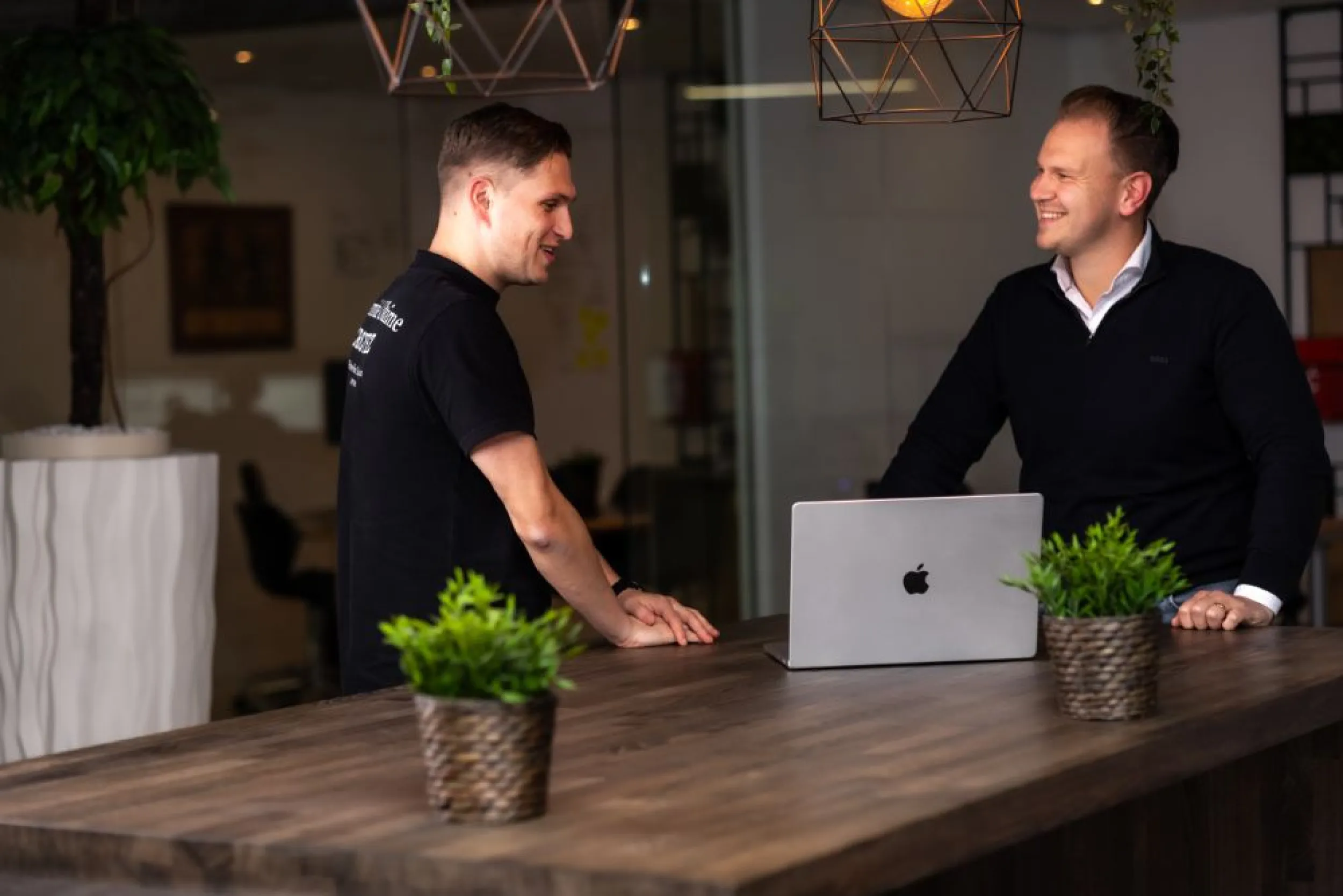 Twee werknemers van Cross Internet bespreken een nieuwe online promotie campagne