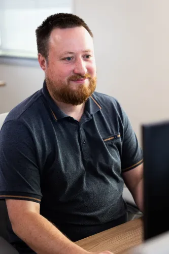 meneer achter computer voor serverbeheer