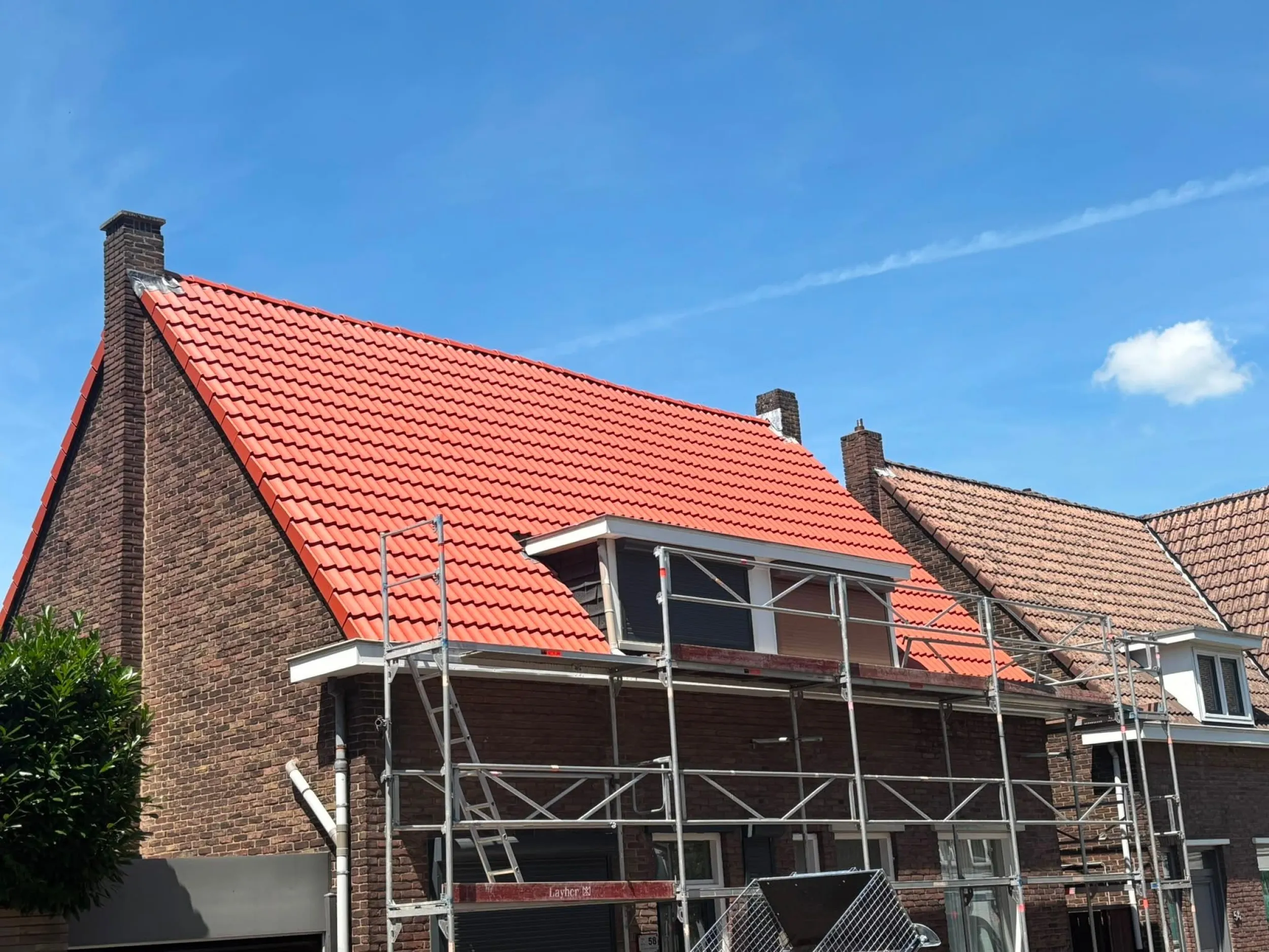 Dubbele dakrenovatie met rode pannen