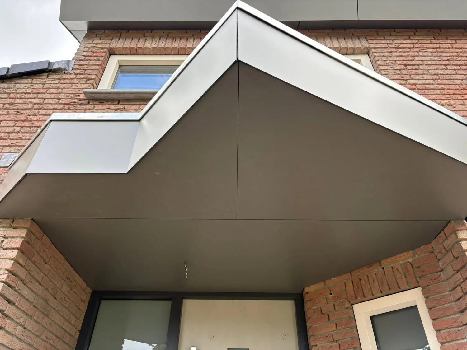 Afwerking dak boven voordeur
