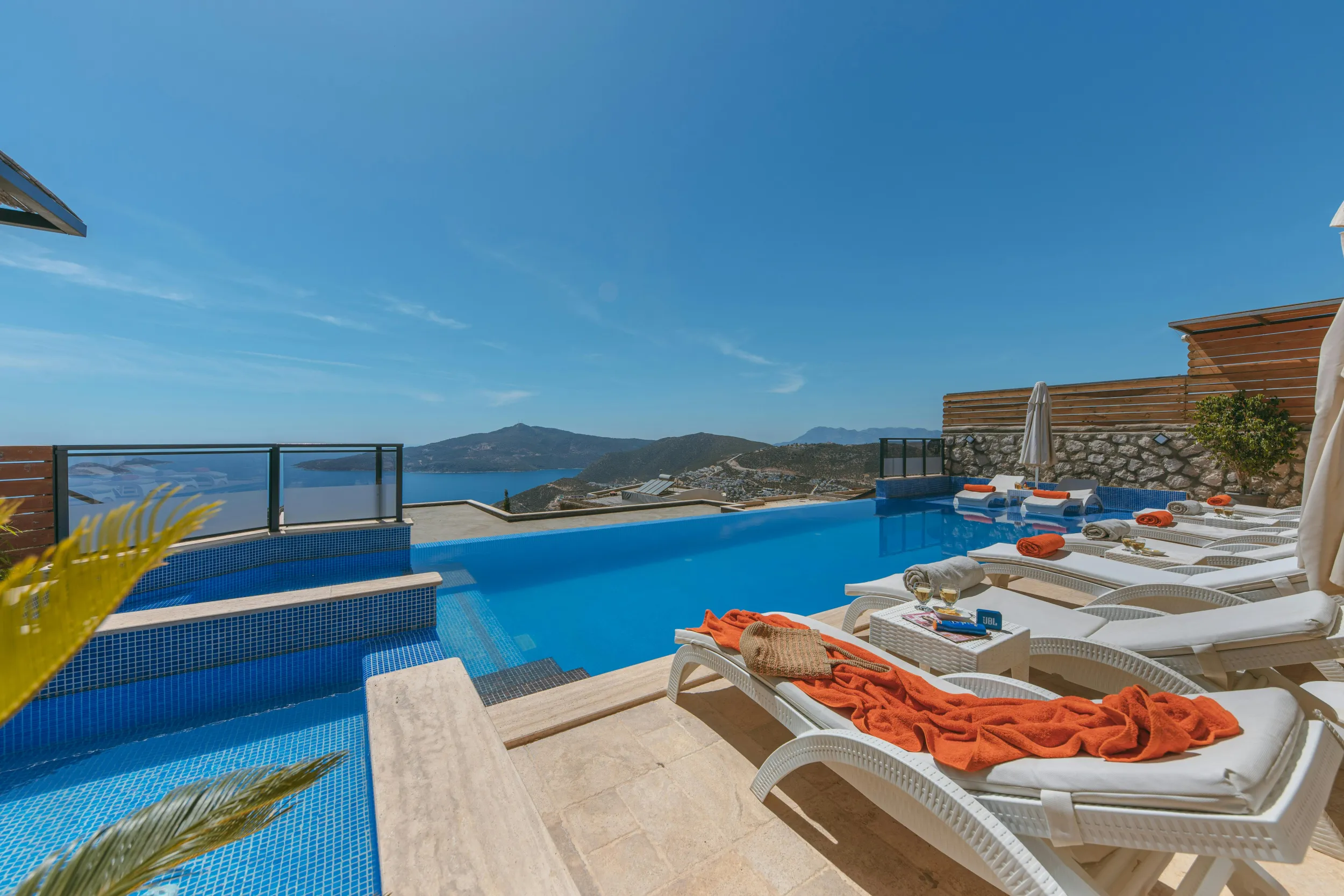 Zwembad met uitzicht op zee bij een zomerse vakantiebestemming