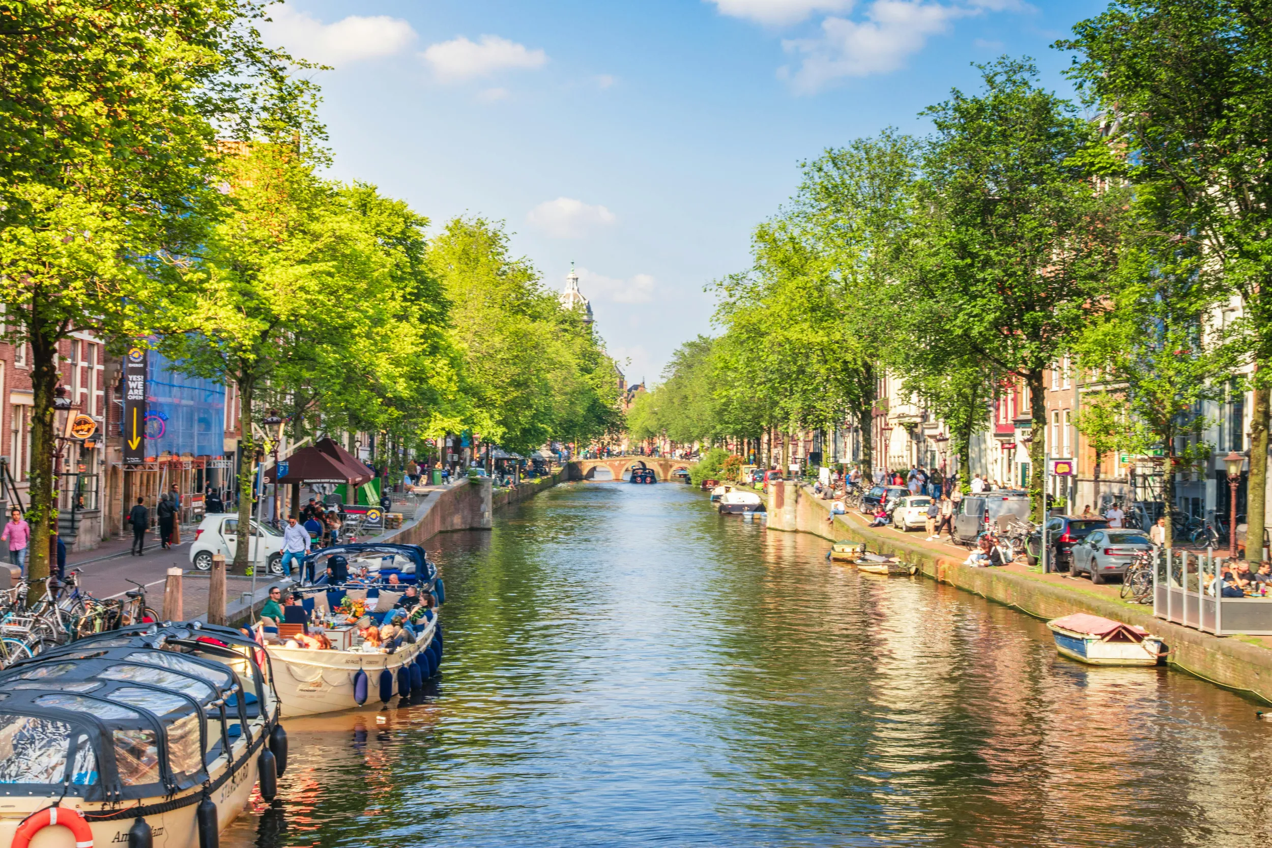 Gracht met rustige sfeer tijdens een ontspannen weekendje weg