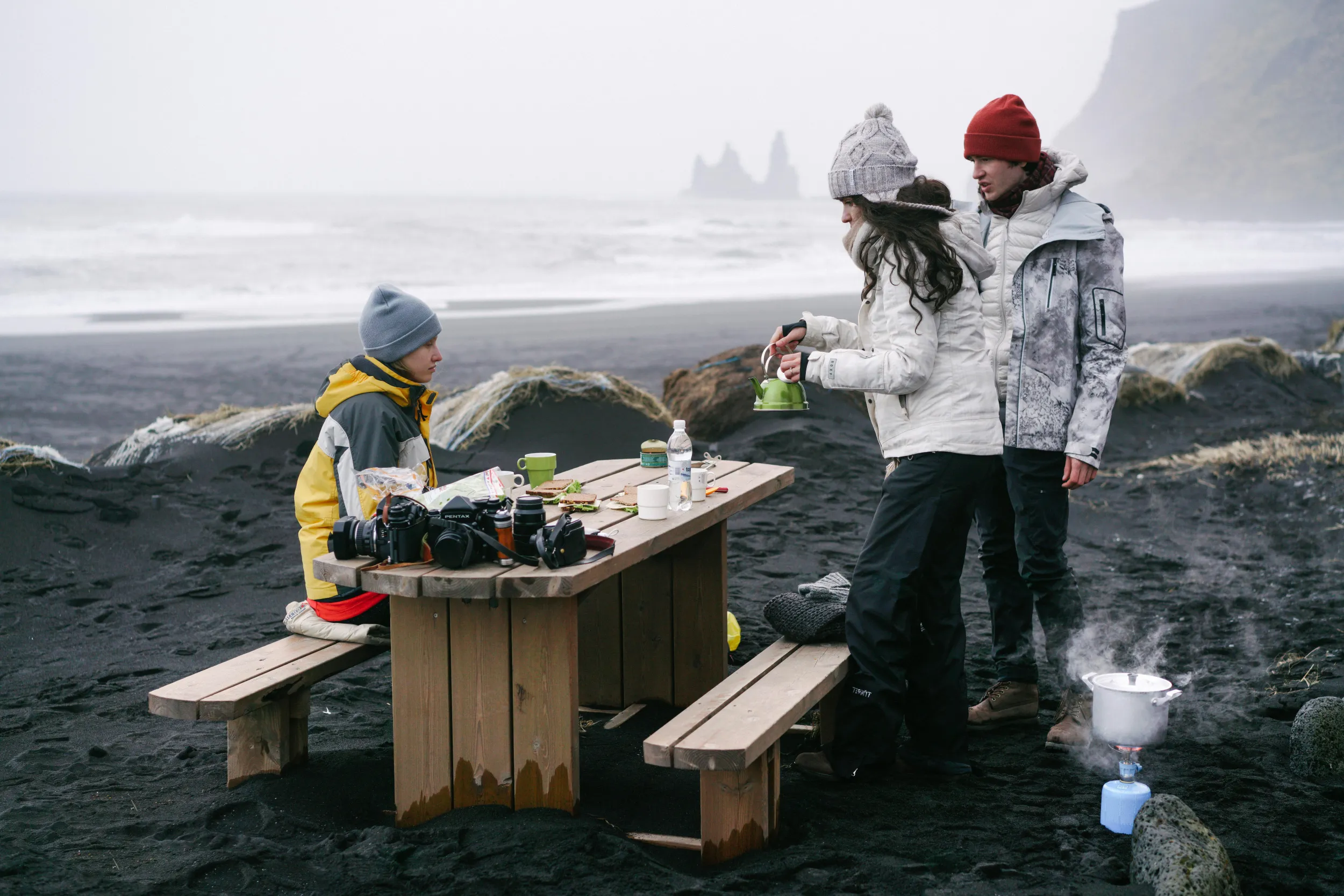 Mensen picknicken in de natuur tijdens een bijzonder reisavontuur