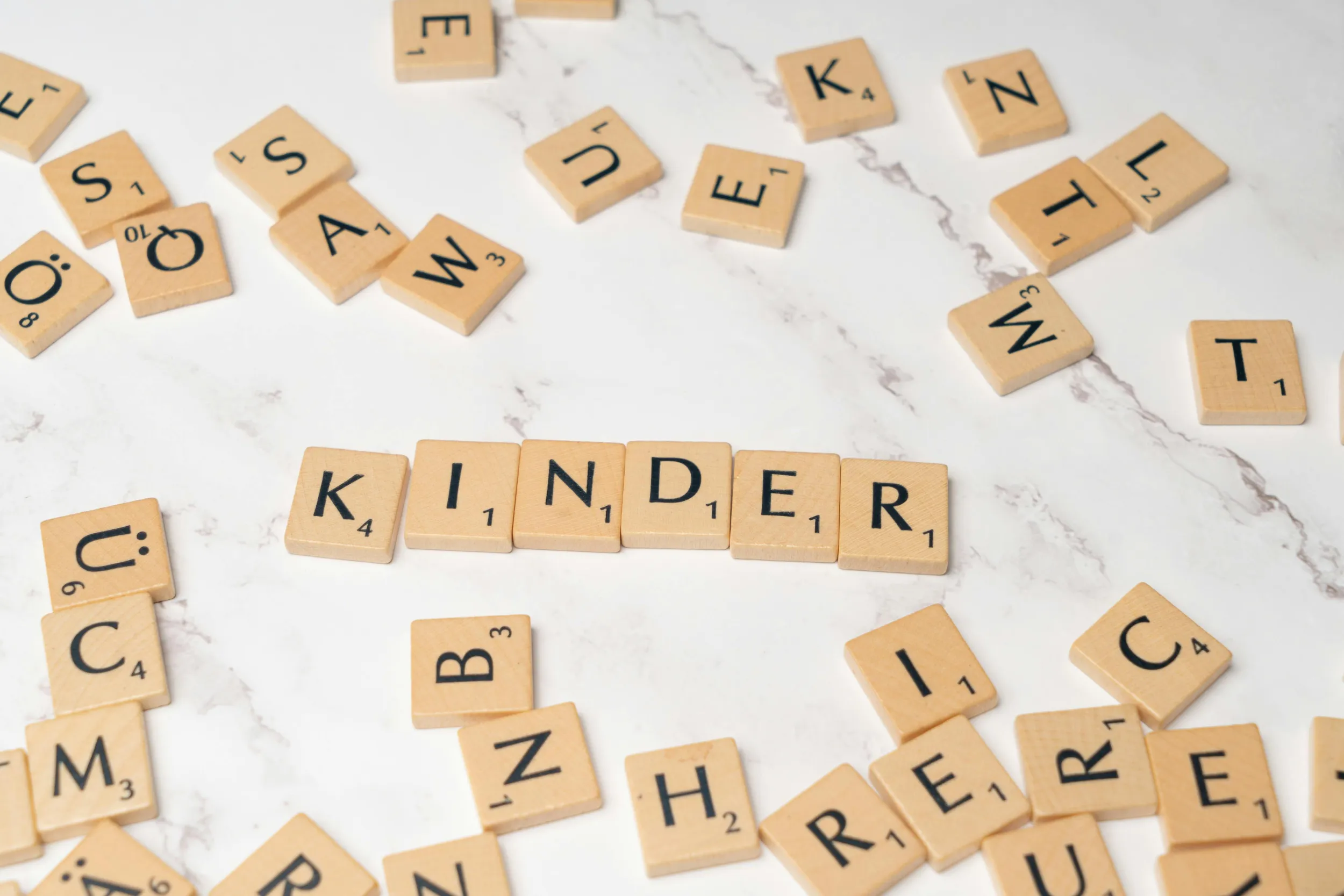 Letters die het woord kinder spellen