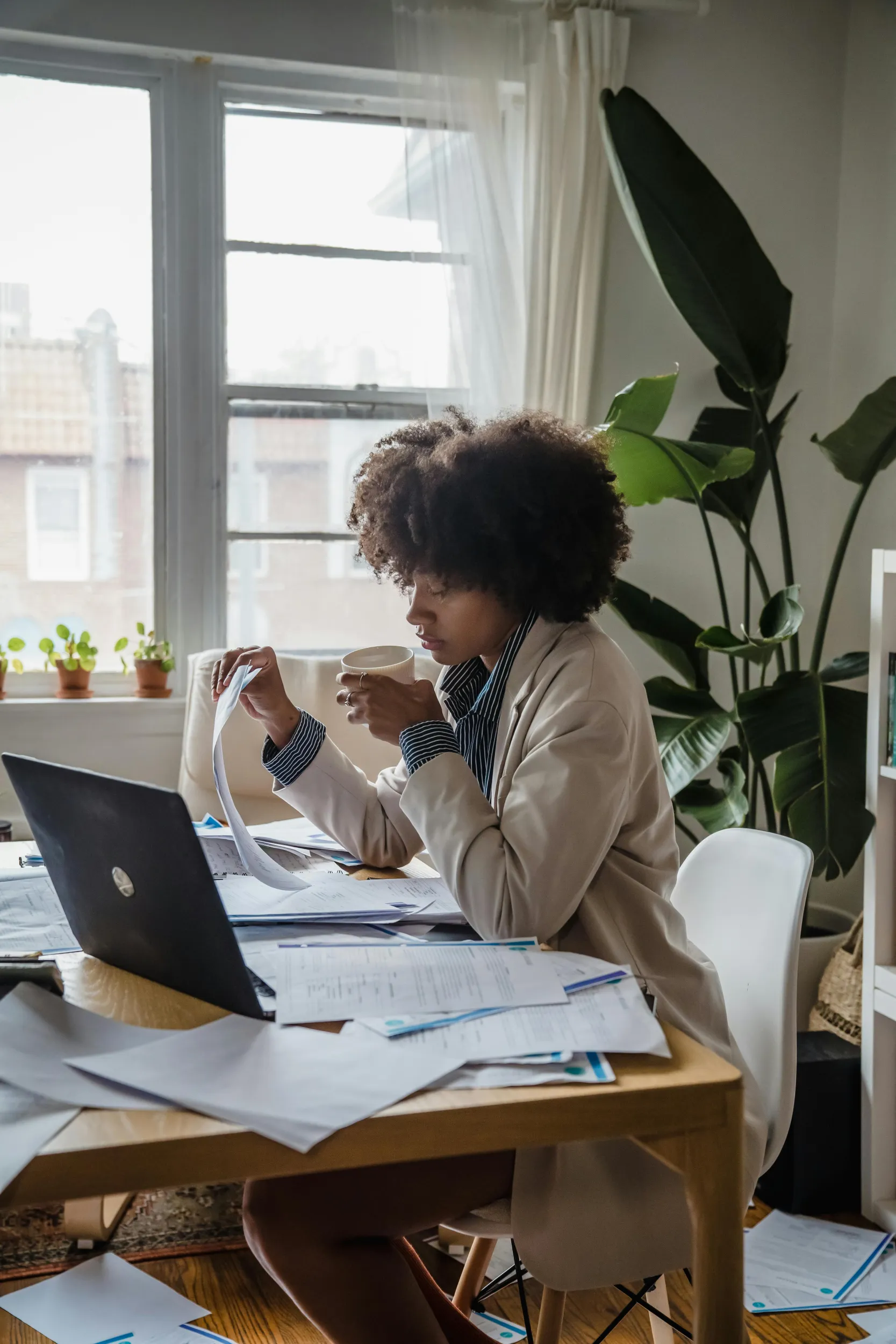 Vrouw die thuis aan een bureau aan het werk is