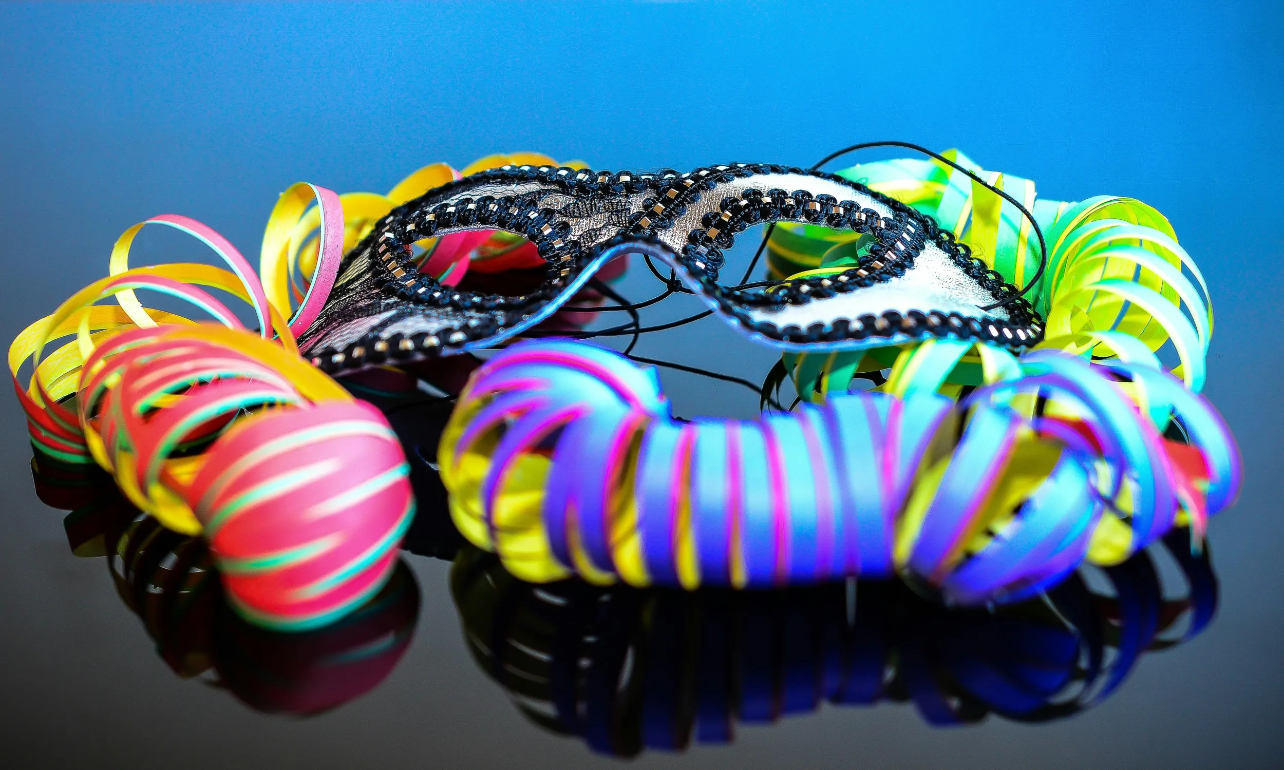 Carnavals masker en slingers