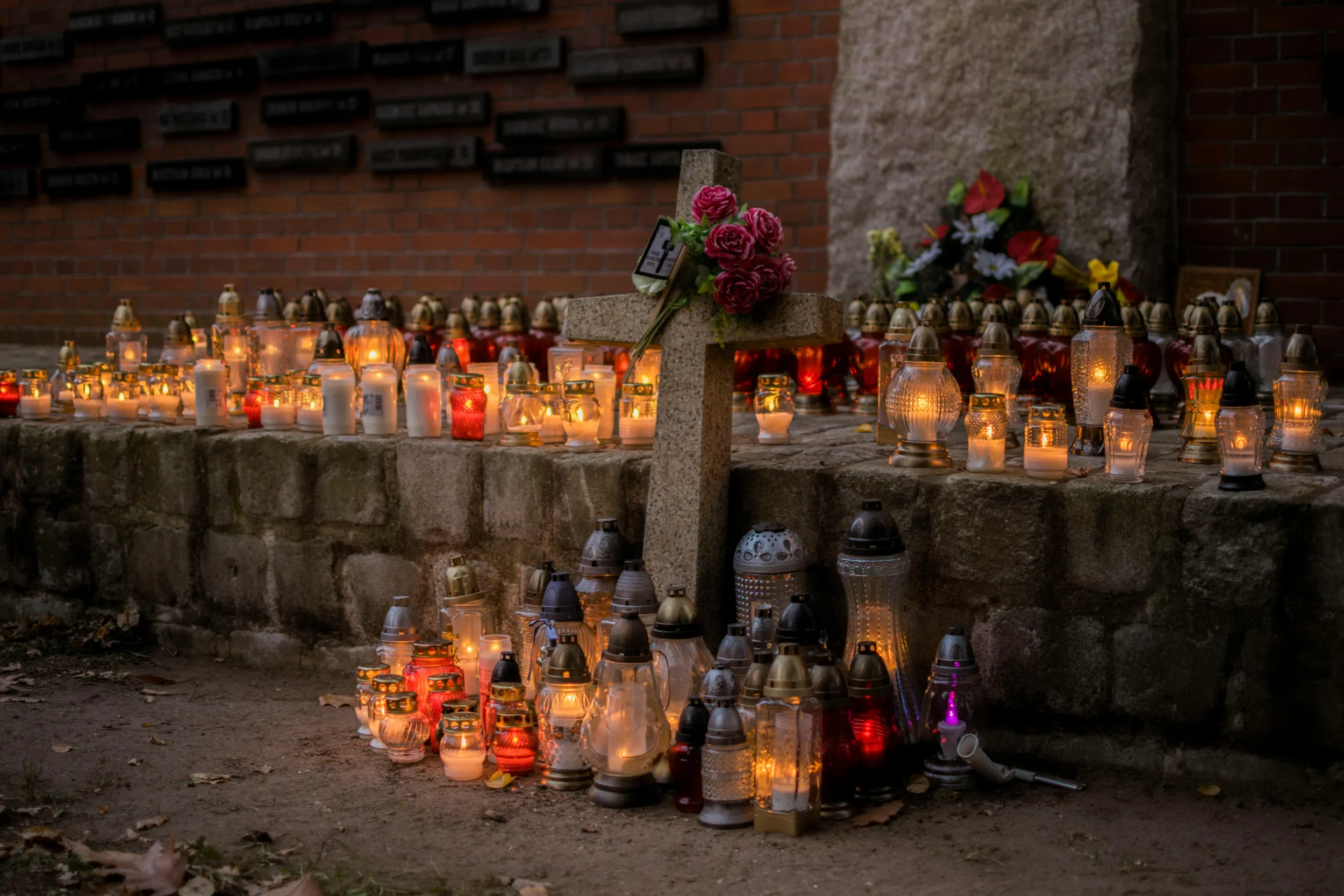 Begraafplaats verlicht met kaarsjes ter ere van Allerzielen