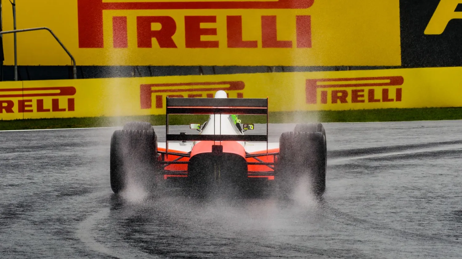 de invloed van weersomstandigheden op een raceweekend