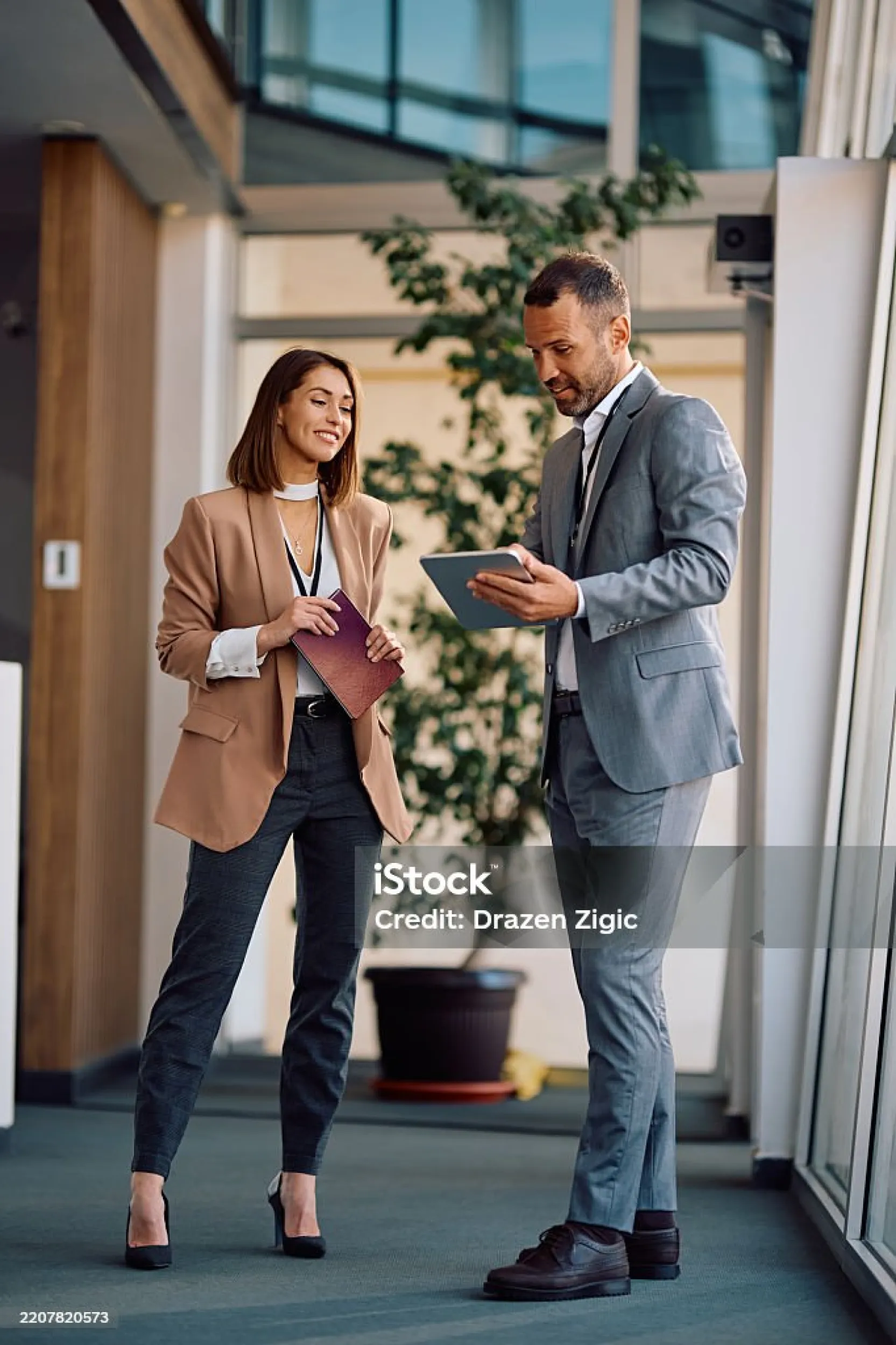 Twee collega's op de werkvloer