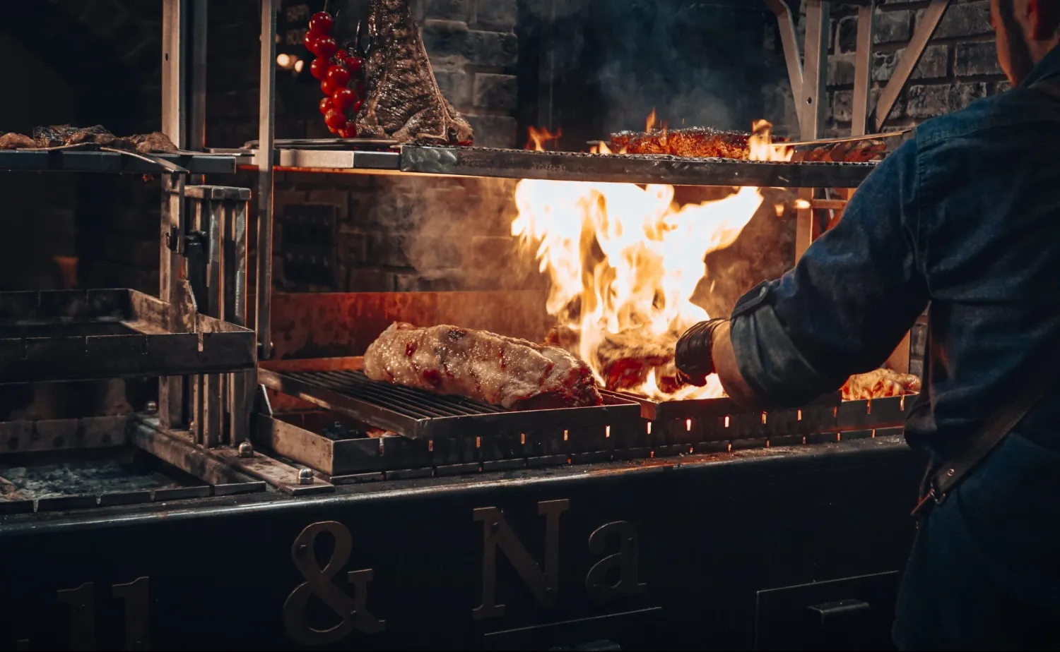 Vuur op een houtskoolbarbecue.