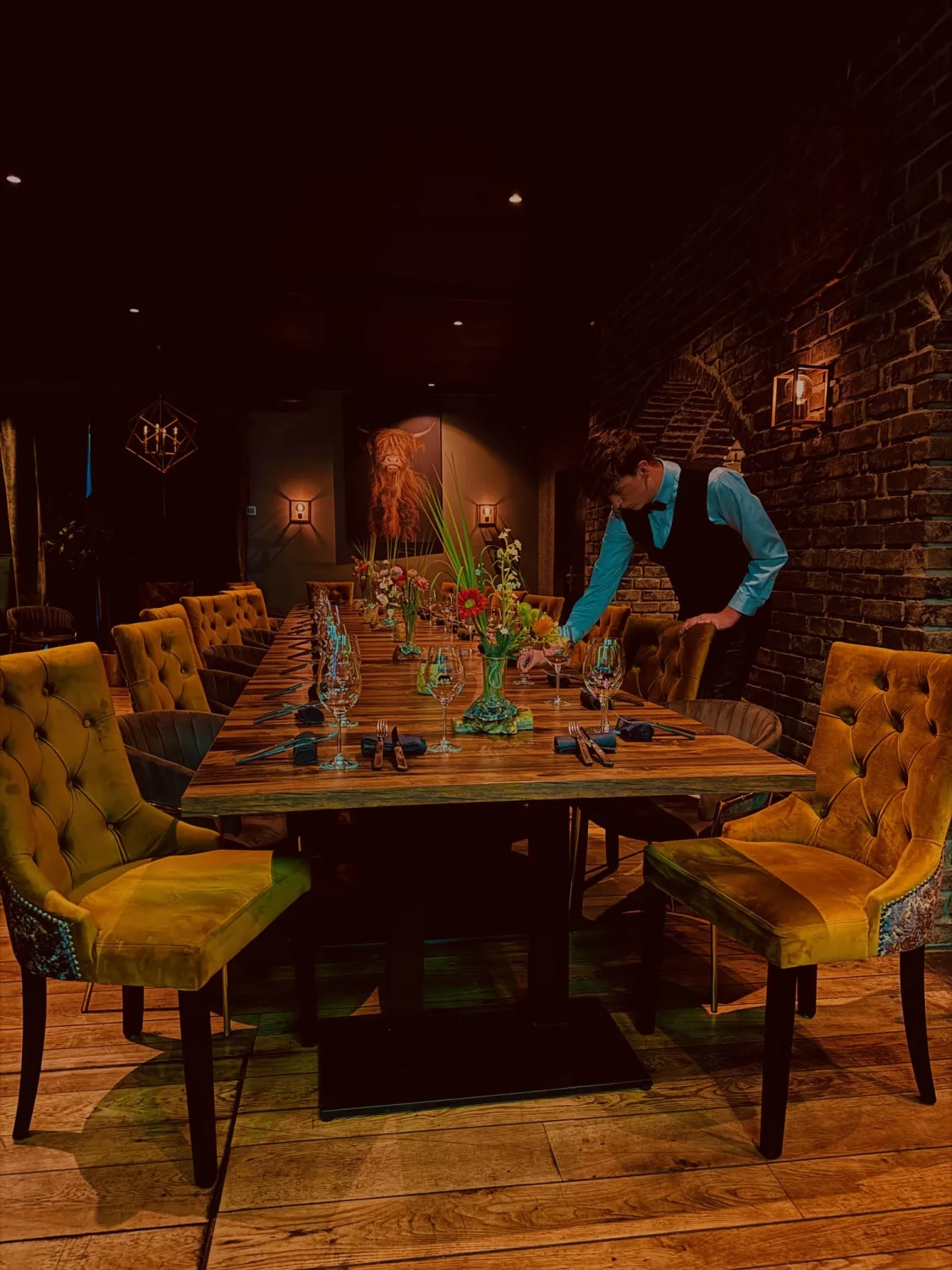 Ober dekt de tafel in restaurant.