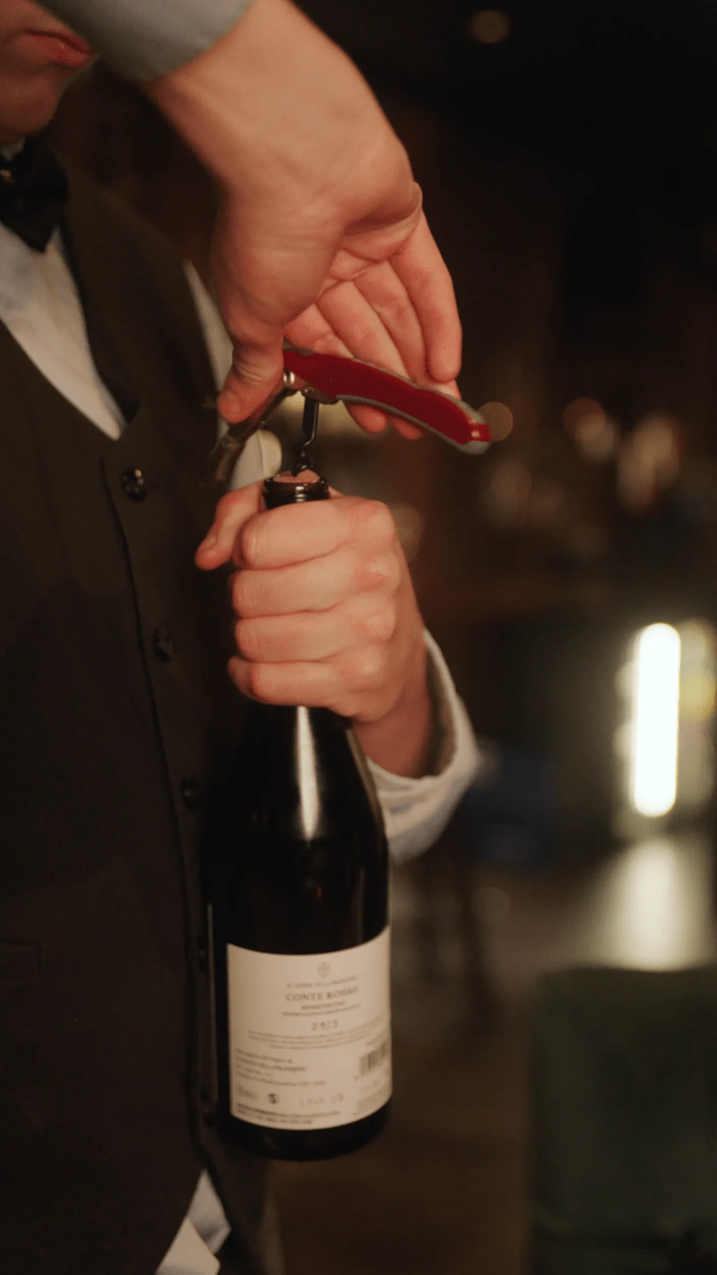 Fles wijn wordt opengetrokken