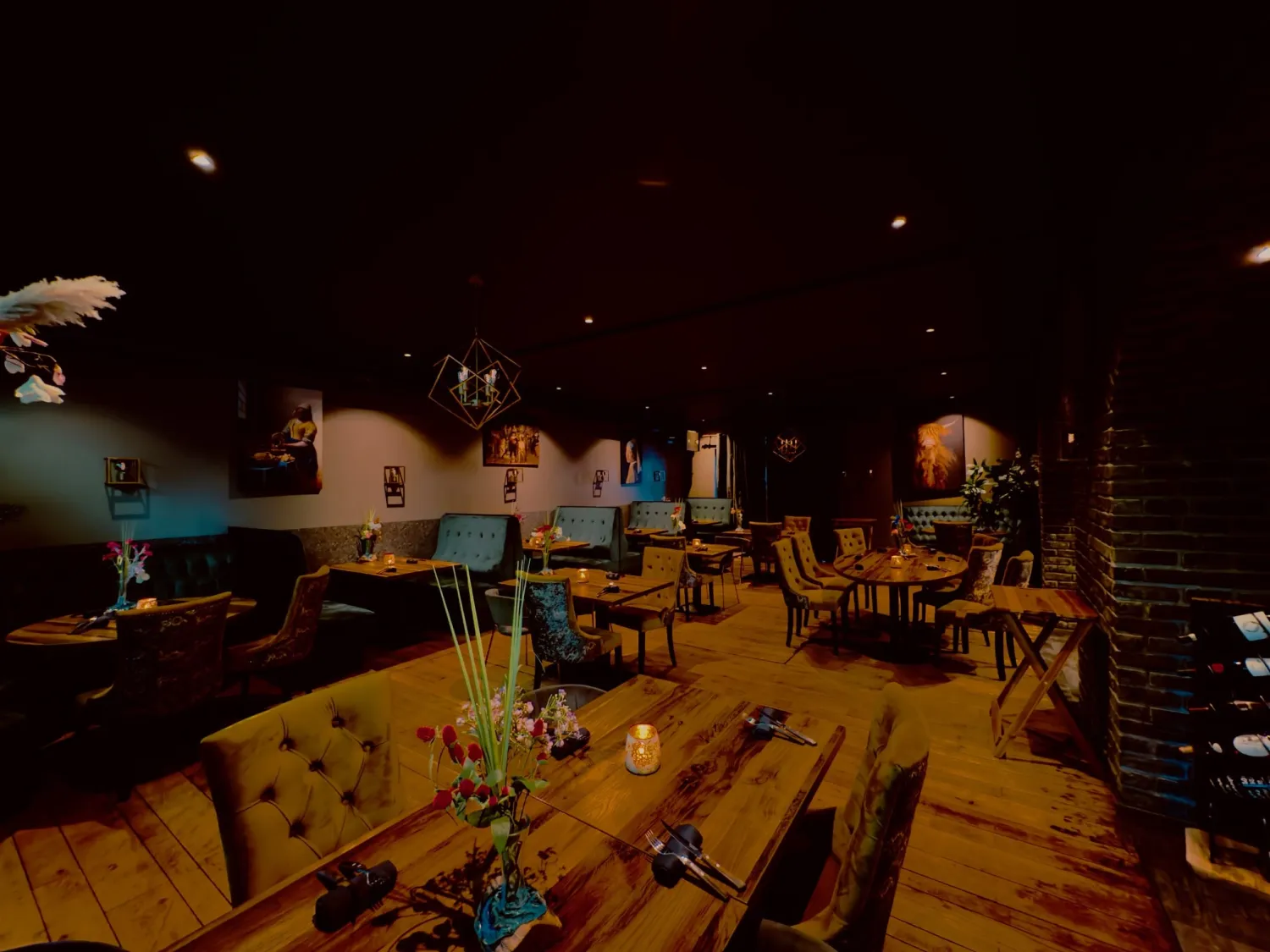 Restaurant met tafels en stoelen
