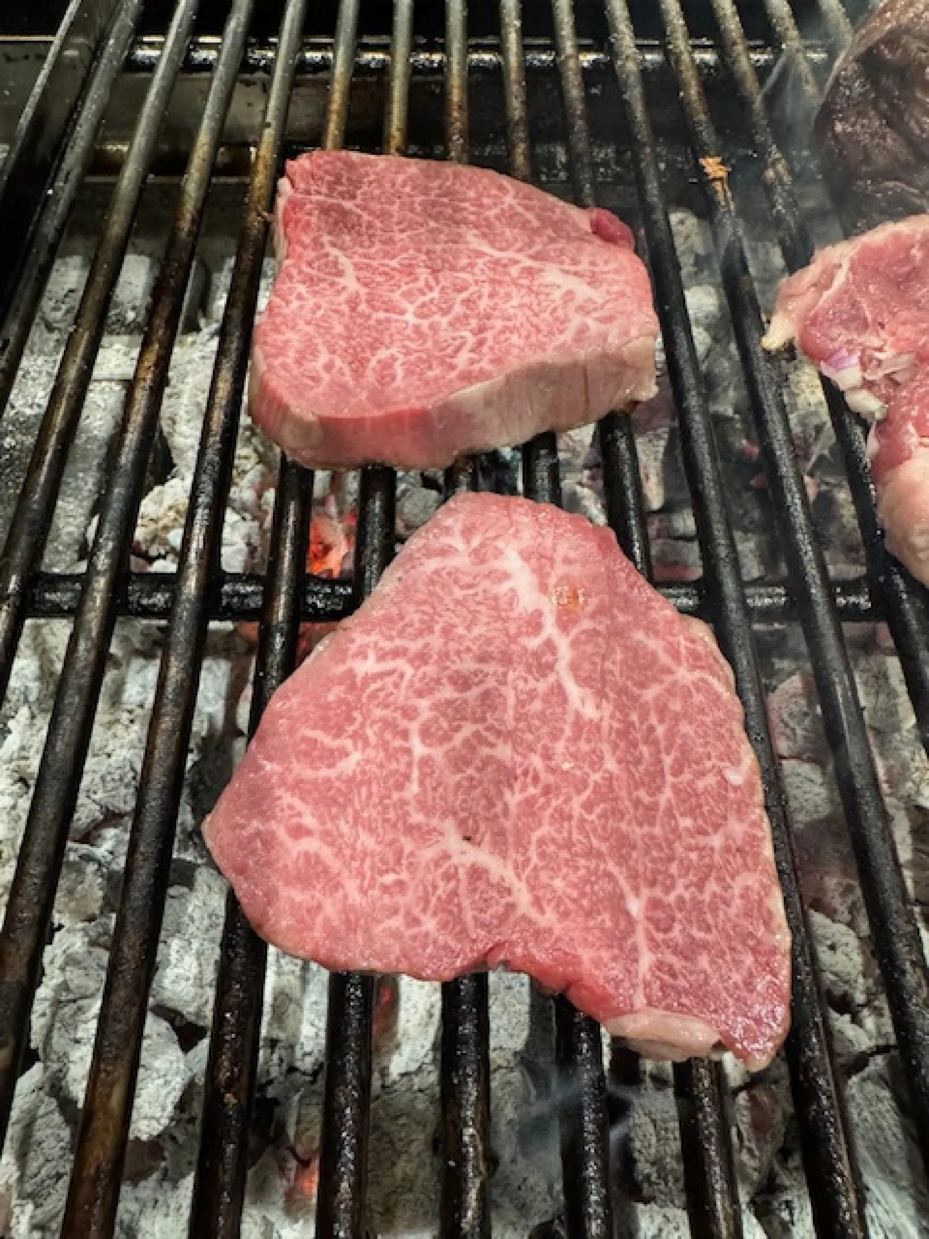 Wagyu vlees op een grill.