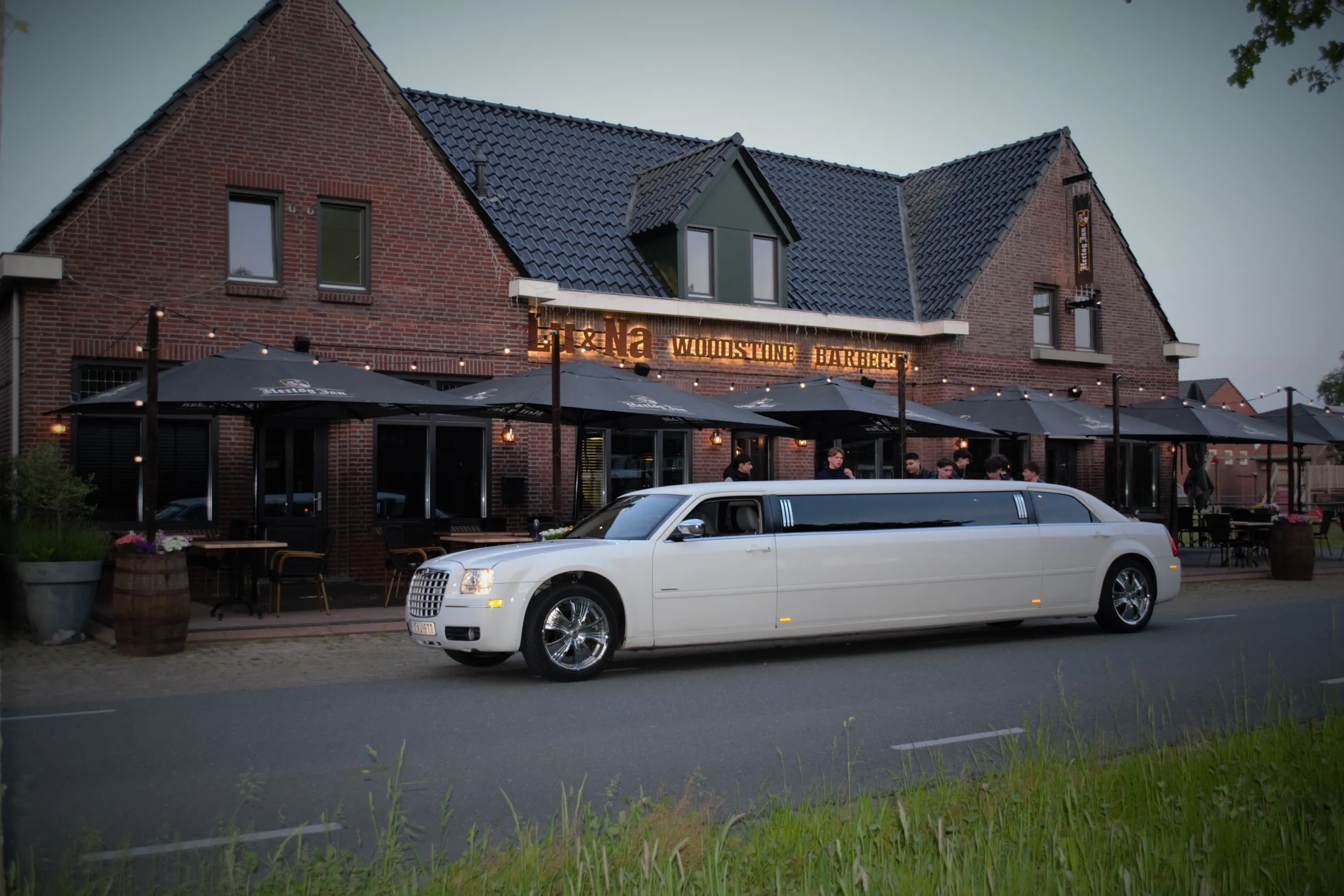 Limousine staat voor een steakrestaurant