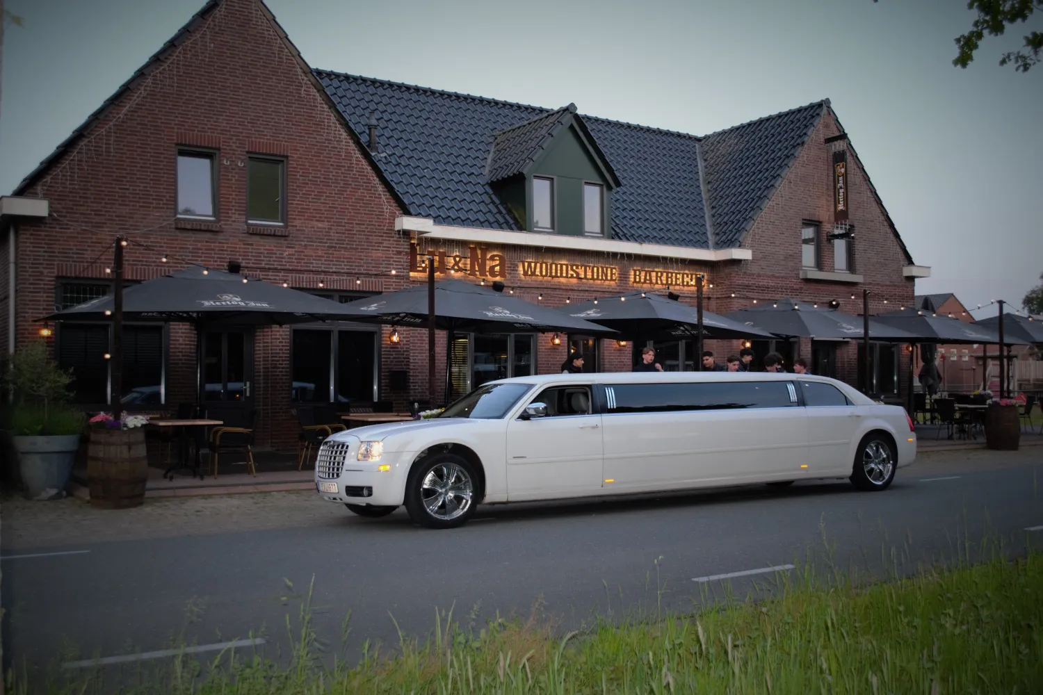 Limousine staat voor een steakrestaurant