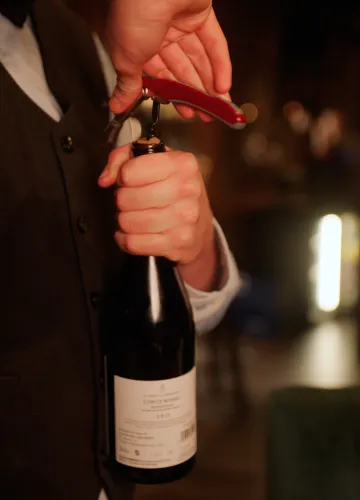 Man maakt fles wijn open