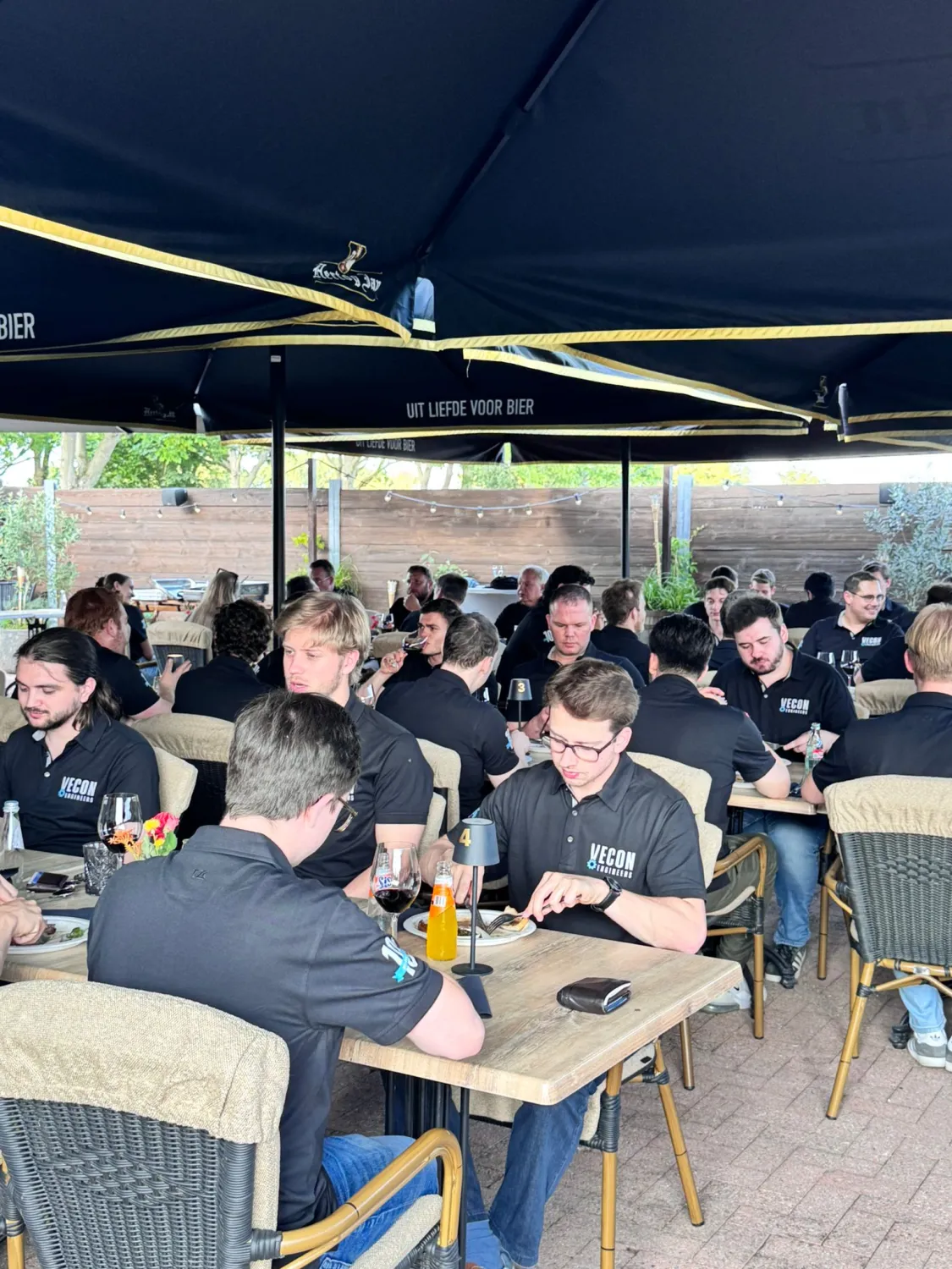 Groep deelnemers tijdens een barbecue kookworkshop