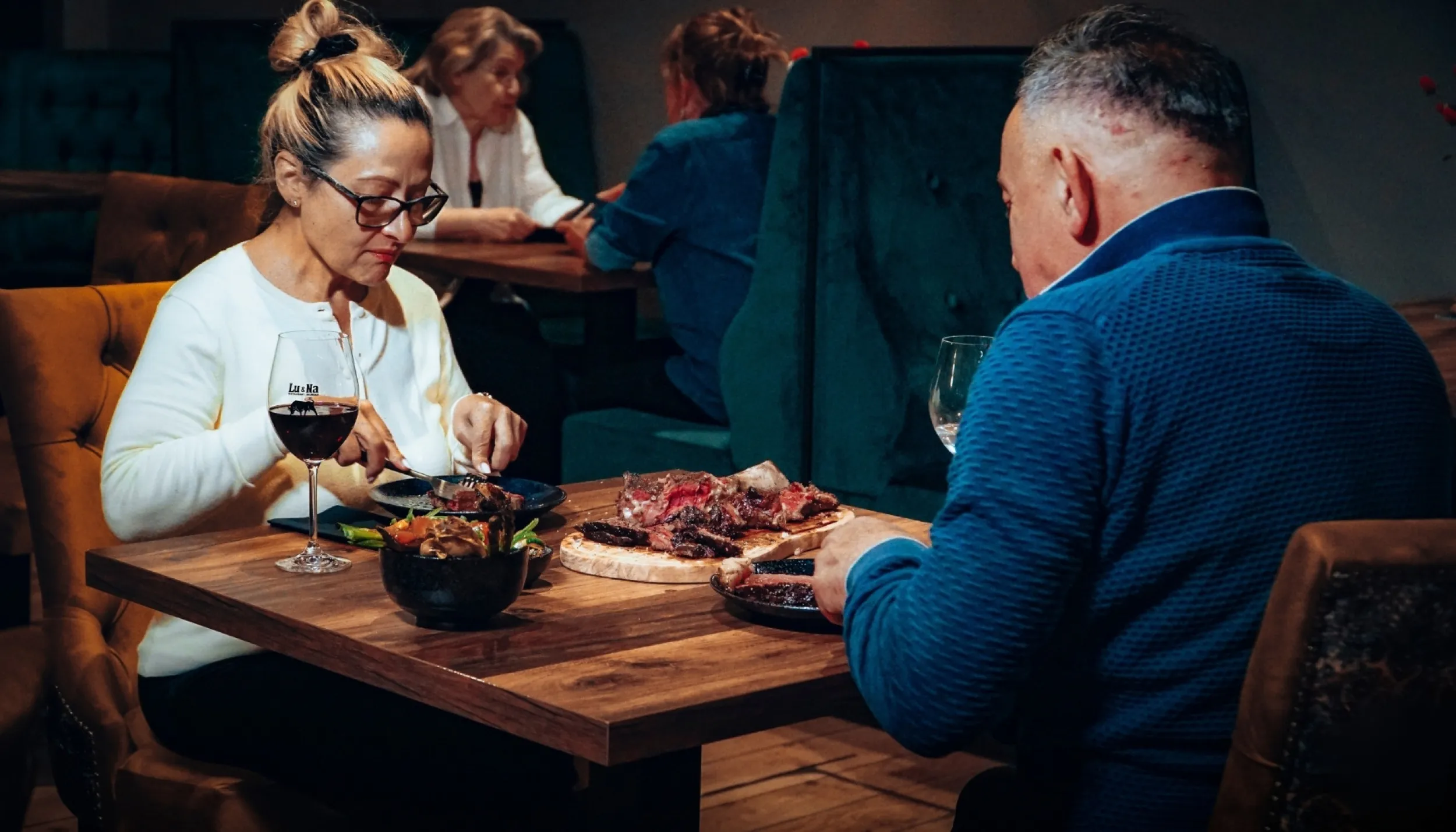 Restaurantgasten dineren aan tafel