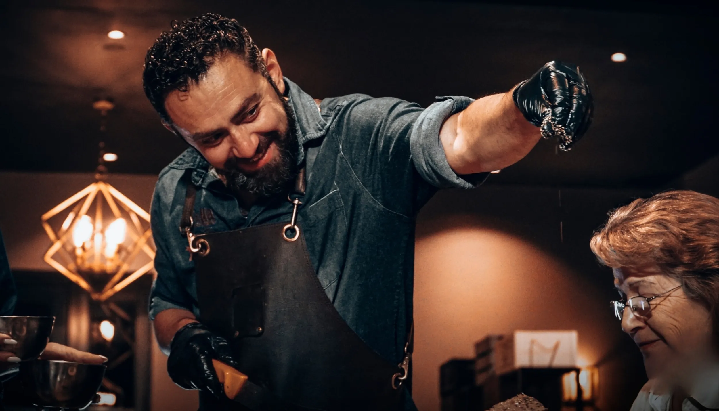Chef strooit zout over een gerecht