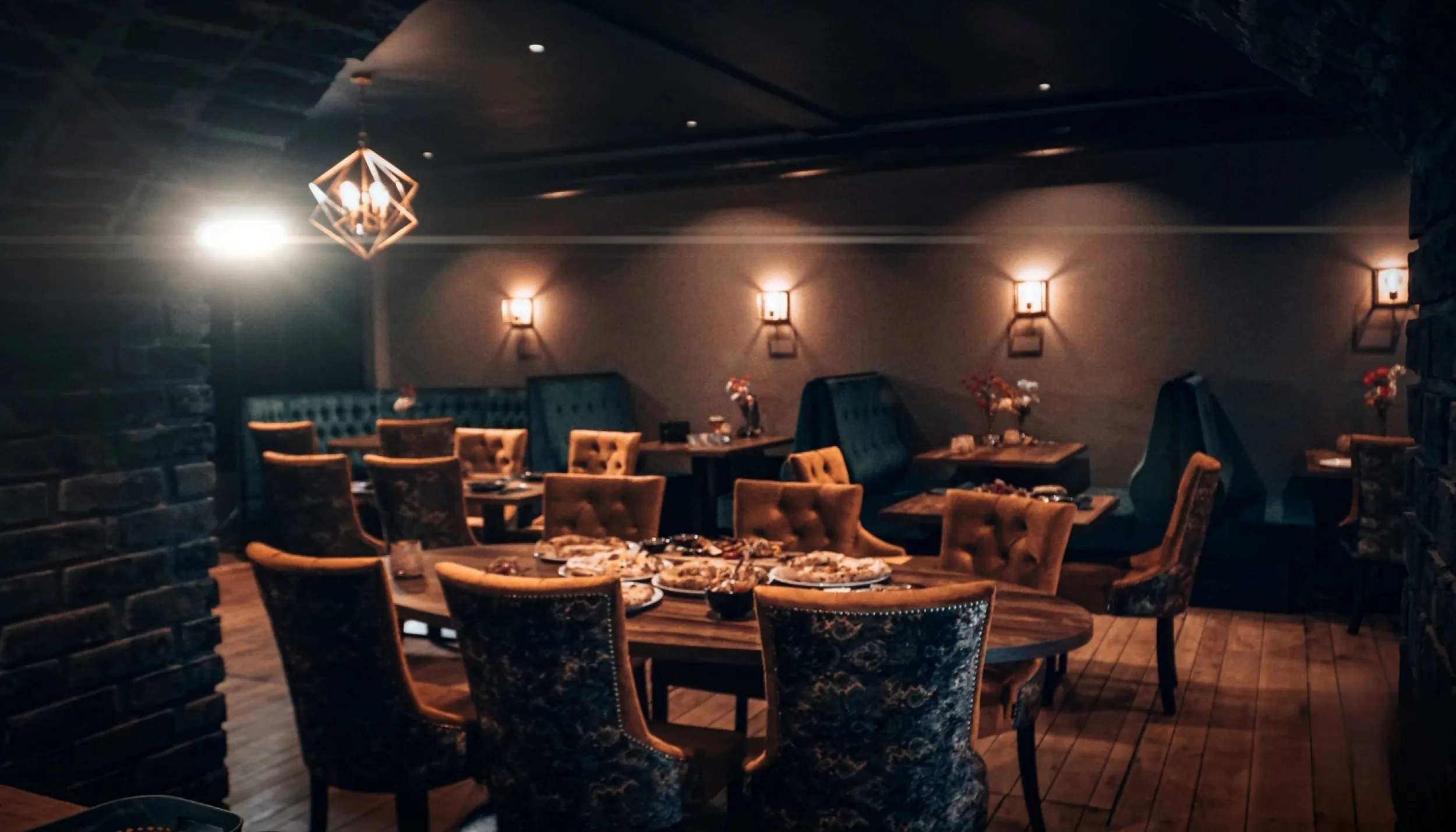 Sfeervol restaurantinterieur met tafels en stoelen