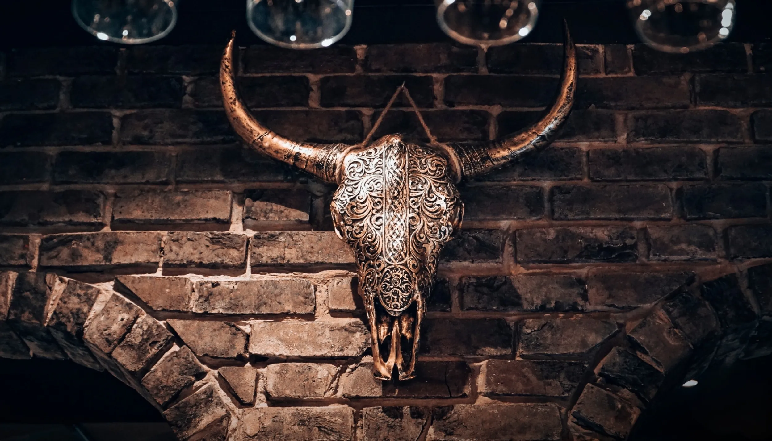 Stierenkop als wanddecoratie in het restaurant