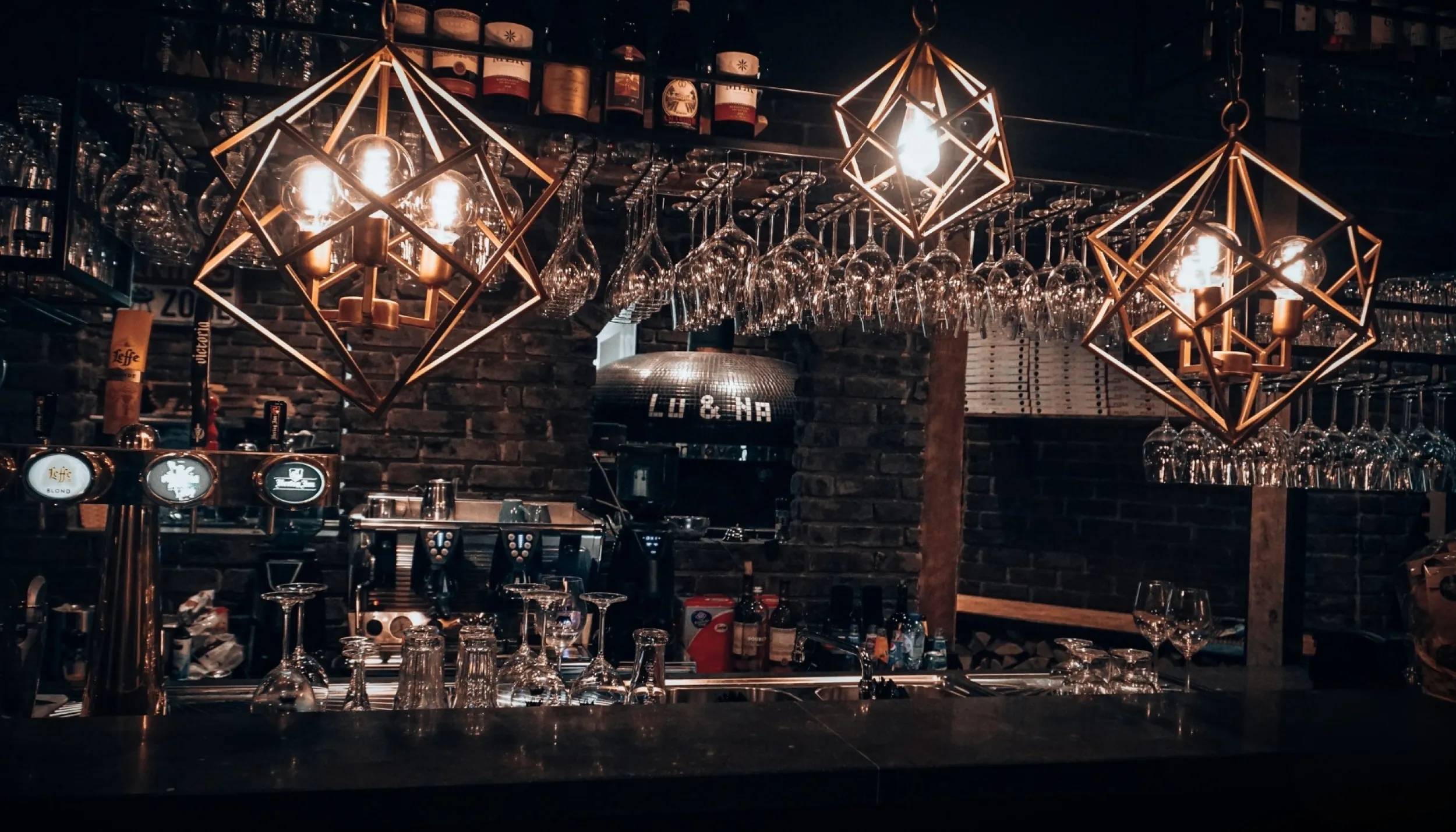 Wijnbar met hangende wijnglazen