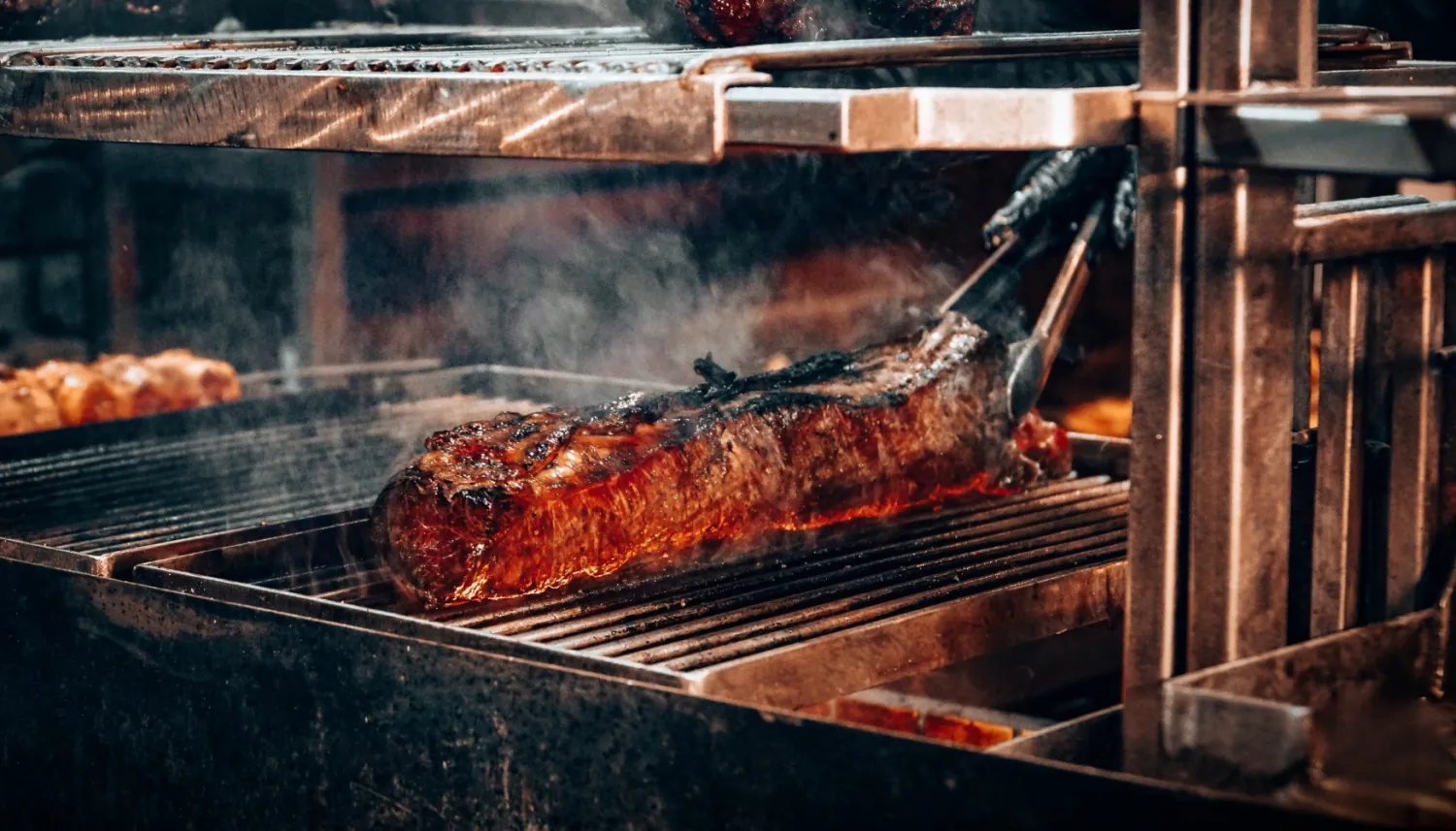 Groot stuk vlees op de grill