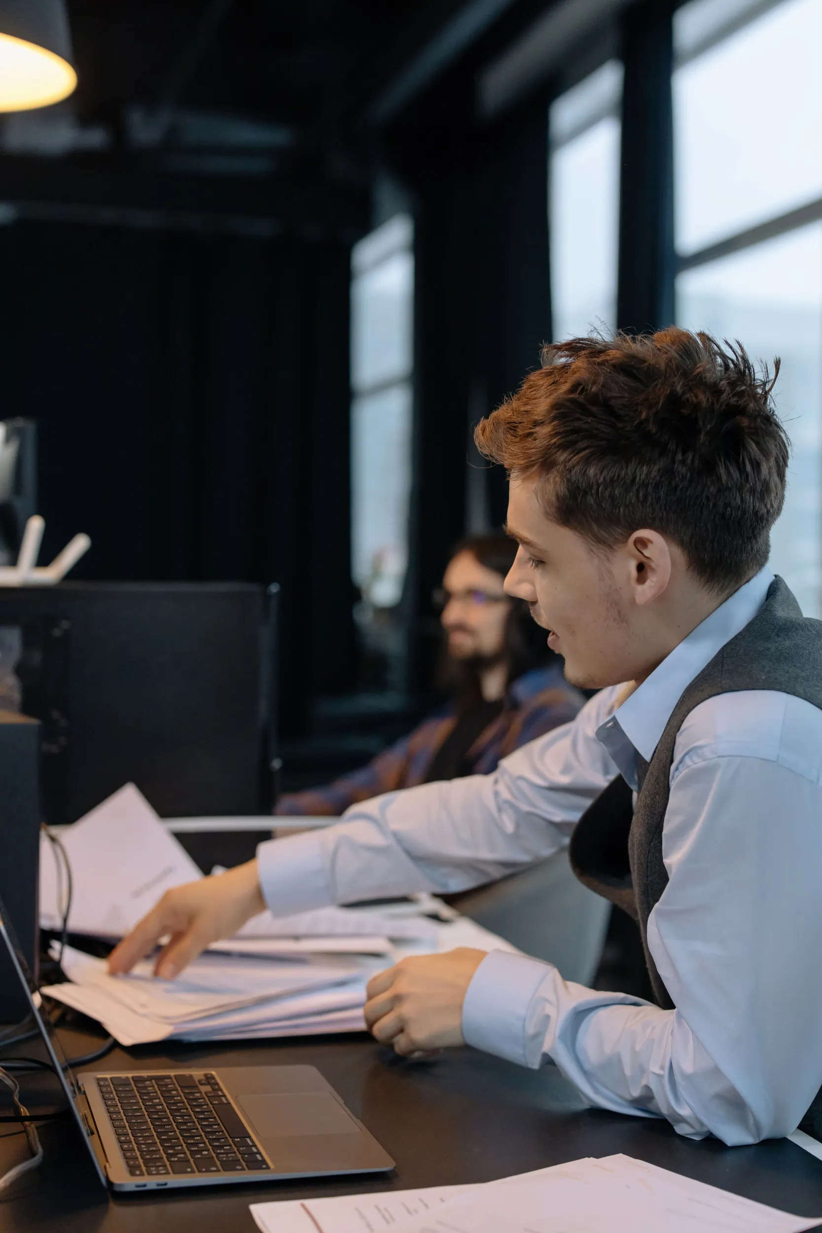Man werkt aan bureau