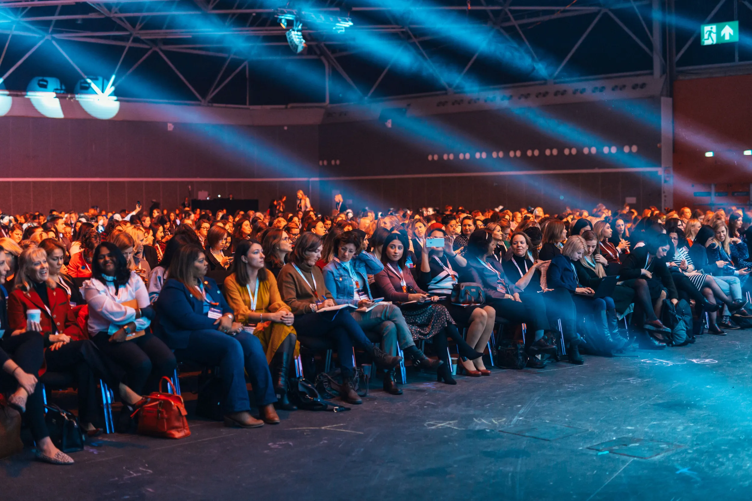 Publiek van gegeven presentatie in een zaal