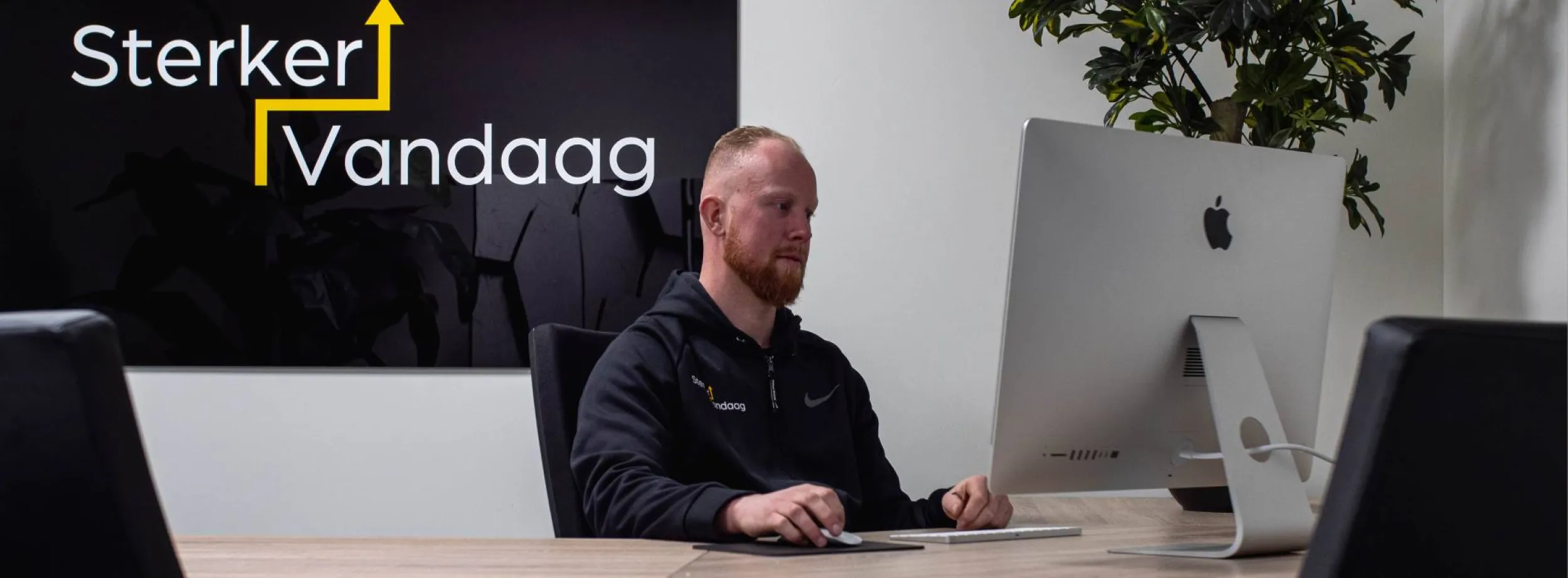 man is bezig op een computer