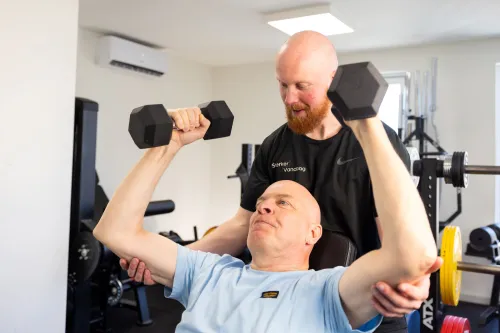 Martijn aan het trainen met een client bij Sterker Vandaag