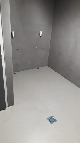 Beton cire op de vloer en op de wand