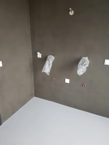 Strakke badkamer met beton cire