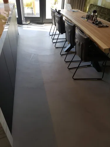 Gietvloer keuken en eetkamer