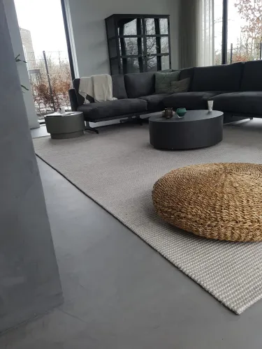 Strakke gietvloer in modern interieur