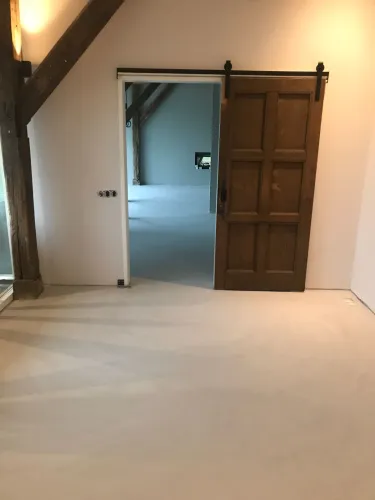 Gietvloer in een landelijke woning