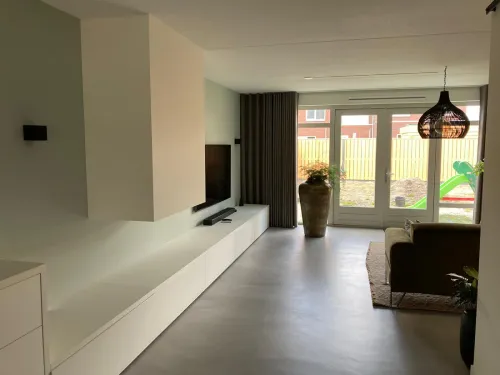 Gietvloer in sfeervolle woonkamer