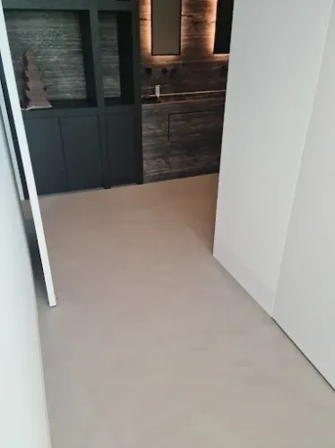 Gietvloer in een woonkamer