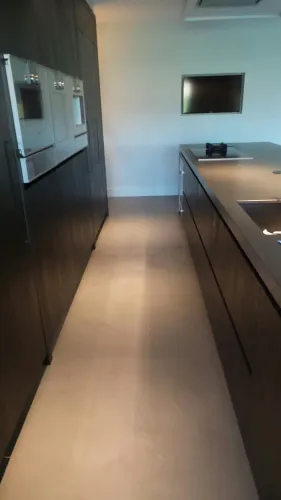 Gietvloer laten leggen in een moderne keuken